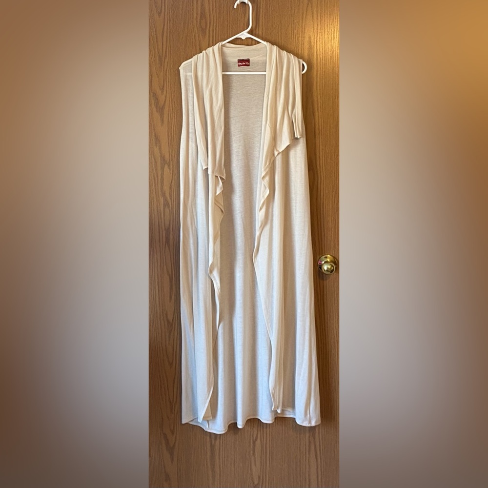 Cream duster. Polyester and spandex